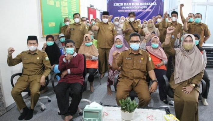Sekda Aceh Semangati para Lansia saat Zikir Doa di UPTD Geunaseh Sayang