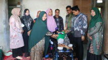Pemerintah Aceh Serahkan Kursi Cerebral Palsy Bagi Anak Berkebutuhan Khusus di Aceh Besar