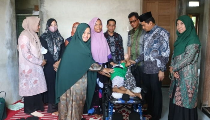 Pemerintah Aceh Serahkan Kursi Cerebral Palsy Bagi Anak Berkebutuhan Khusus di Aceh Besar