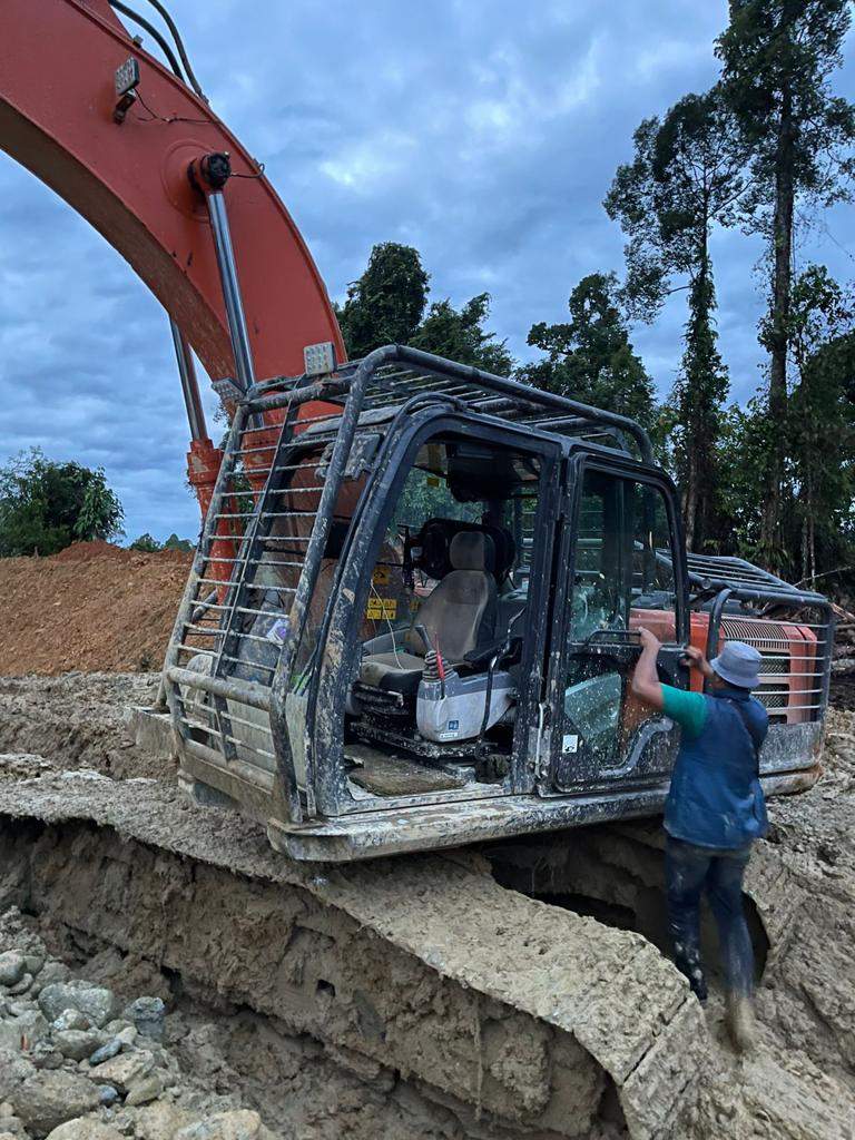 Polres Nagan Raya mengamankan satu unit eksavator dalam penggrebekan illegal mining di Desa Kila, Kecamatan Seunagan Timur, Kabupaten Nagan Raya, Kamis, (25/8/2022) lalu. FOTO: IST