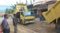 Owner Toko Benua Jaya Timbun Jalan Rusak dan Berlubang di Kota Lhoksukon