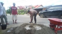 Minimalisir Laka Lantas, Kapolres Subulussalam Tambal Jalan Depan Kantor DPRK