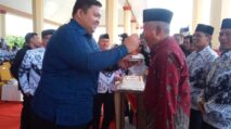 Peringatan HGN di Subulussalam, Sepuluh Pensiunan Guru Terima Penghargaan