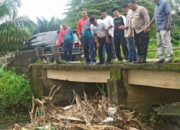 Jembatan Penghubung Dua Desa di Abdya Dipenuhi Sampah