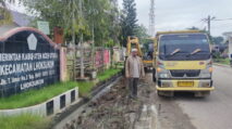 Aksi Anggota DPRK dari PKS Zulkarnen Bersihkan Saluran Kota Lhoksukon