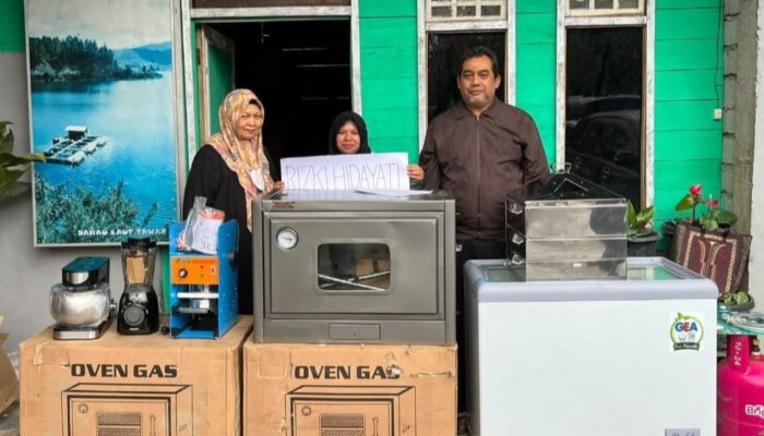 Anggota DPRA Nuraini Maida dan Diskop UKM Aceh Bantu Pelaku Usaha di Bener Meriah