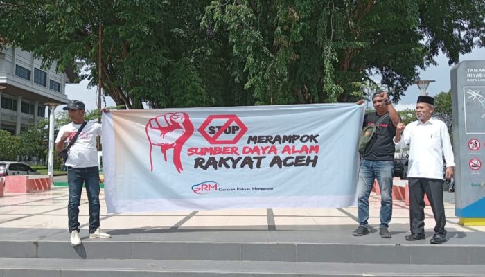 Duo Aktivis Gelar Aksi Unjuk Rasa Tolak Eksploitasi SDA di Aceh