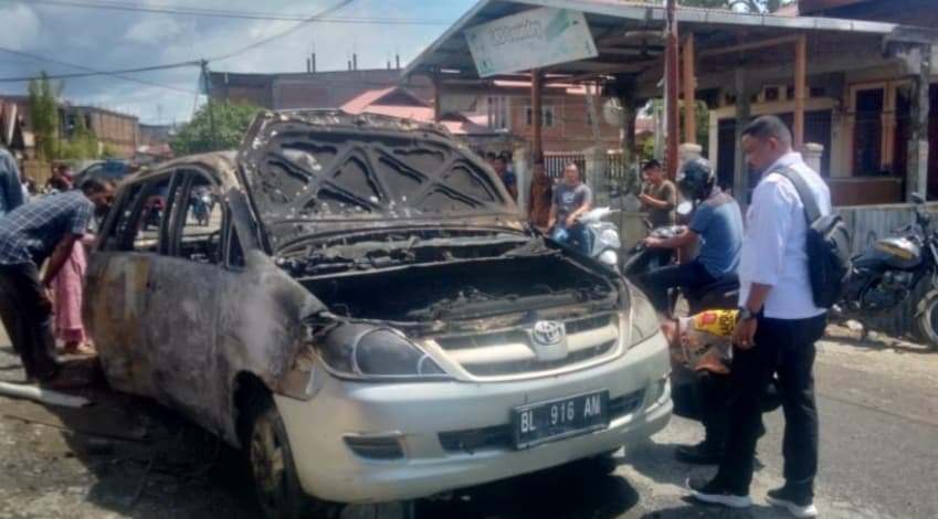 Mobil Innova terbakar