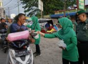 TNI dan Persit di Abdya Borong Dagangan Pedagang Takjil untuk Dibagikan kepada Warga