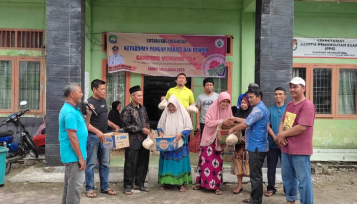 Pemerintah Gampong Meudang Ara Salurkan Bantuan Bibit Ayam dan Pakan Gratis kepada Masyarakat