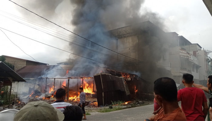 Breaking News: Api Lahap sejumlah Bangunan Rumah Warga di Abdya