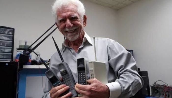 ‘Bapak Ponsel’ sebut HP Bakal Digantikan Chip yang Tertanam di Bawah Kulit Telinga