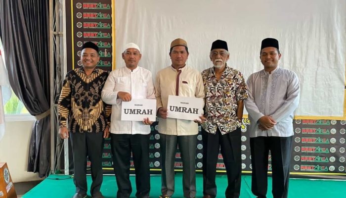 Tiga Karyawan Senior Yayasan Al Muslimun Lhoksukon Dapat Hadiah Umrah Gratis