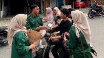 FONARA Peduli Anak Yatim dan Bagi Ratusan Takjil