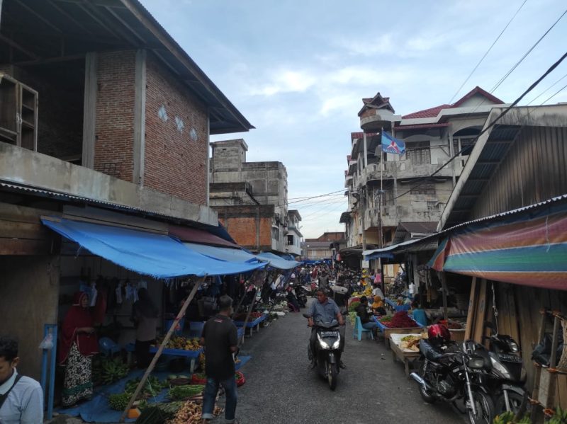 Kondisi pasar pagi di Jalan H Ilyas Blangpidie. Foto for Acehglobal.
