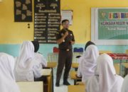 Kejari Nagan Raya Beri Penyuluhan Hukum kepada Siswa SMAN 2 Darul Makmur