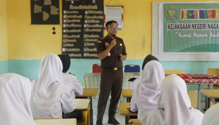 Kejari Nagan Raya Beri Penyuluhan Hukum kepada Siswa SMAN 2 Darul Makmur