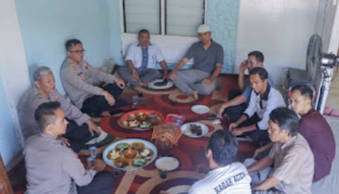 Turut Berduka, Kapolres Aceh Selatan Kunjungi Rumah Duka Almarhum Imran Samad