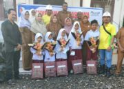 PT. BSP Nagan Raya Salurkan Beasiswa Berpretasi untuk Murid SD