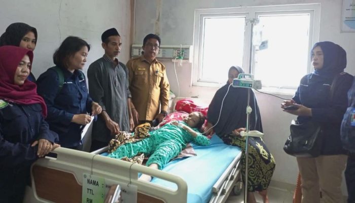 Kadinsos Aceh Selatan Dampingi Staf Kemensos RI Besuk Nur Maulida di RSUD-YA