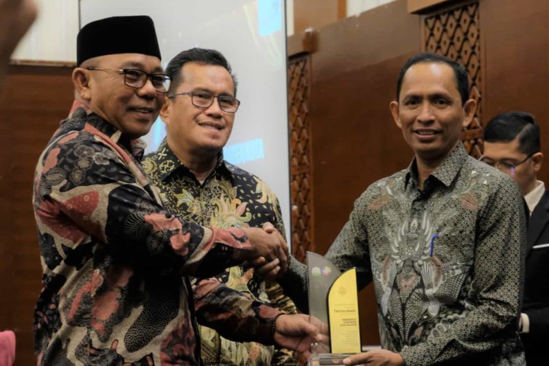 Bupati Tgk Amran menerima Penghargaan Hasil Penilaian Kinerja Pemerintah Kabupaten/Kota Dalam Pelaksanaan 8 Aksi Konvergensi Percepatan Penurunan Stunting Tahun 2022, di Hermes Palace Hotel Banda Aceh, pada Rabu (21/6) malam. Foto: Acehglobal/Istimewa.