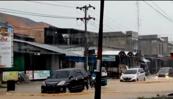 Jalan Nasional Di Desa Pante Rakyat Babahrot Dikepung Banjir