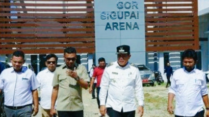 Wakil Ketua DPRA, Safaruddin bersama Pj Bupati Abdya H Darmansah saat meninjau GOR Sigupai Arena yang akan dijadikan tempat pelaksanaan kejuaraan open tournament PBSI Aceh 2023 pada 4 Juli mendatang, Rabu (21/6/2023). Acehglobal/foto Ist.