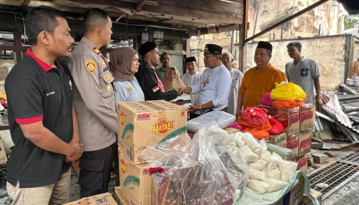 Pj Bupati Abdya Serahkan Bantuan kepada Korban Kebakaran Ruko di Geulumpang Payong