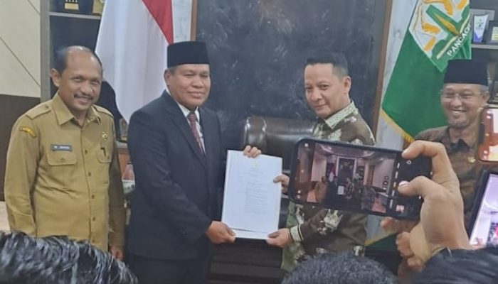 Pj Gubernur Aceh Serahkan SK Perpanjangan Darmansah Sebagai Pj Bupati Abdya