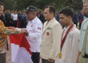 Pj Gubernur Aceh Bagikan Ribuan Bendera Merah Putih kepada Berbagai Unsur Masyarakat