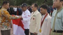 Pj Gubernur Aceh Bagikan Ribuan Bendera Merah Putih kepada Berbagai Unsur Masyarakat