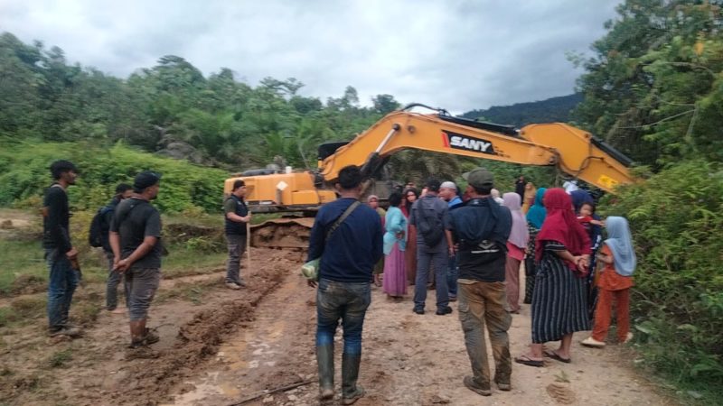 Satu unit alat berat excavator diamankan polisi di lokasi tambang illegal di Gampong Pante Ara,  Kecamatan Beutong, Nagan Raya. Foto: Acehglobal/Ist.