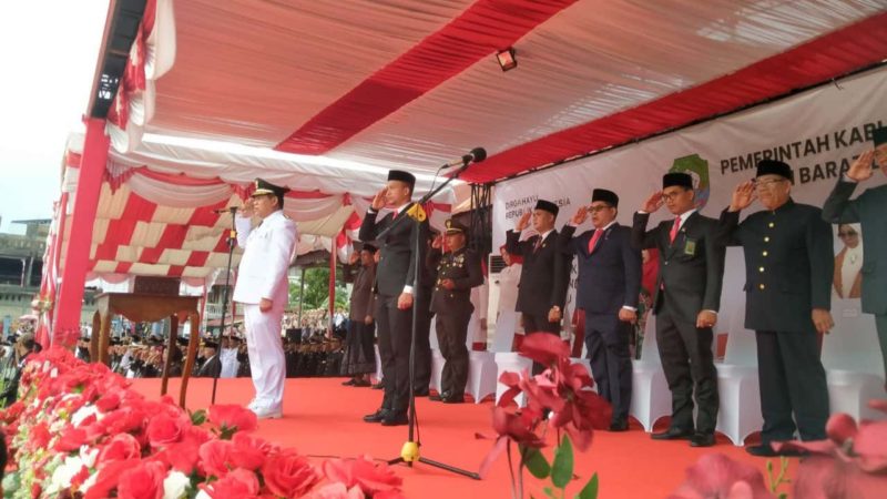 Pj Bupati Abdya, Darmansah bertindak sebagai Inspektur Upacara Peringatan HUT RI ke-78 yang berlangsung di lapangan Persada Blangpidie, Kamis (17/8/2023). Foto: Acehglobal/Salman.