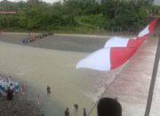 Masyarakat Nagan Raya Bentangkan Bendera Merah Putih Raksasa di Irigasi Beutong