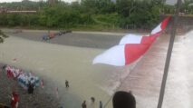 Masyarakat Nagan Raya Bentangkan Bendera Merah Putih Raksasa di Irigasi Beutong