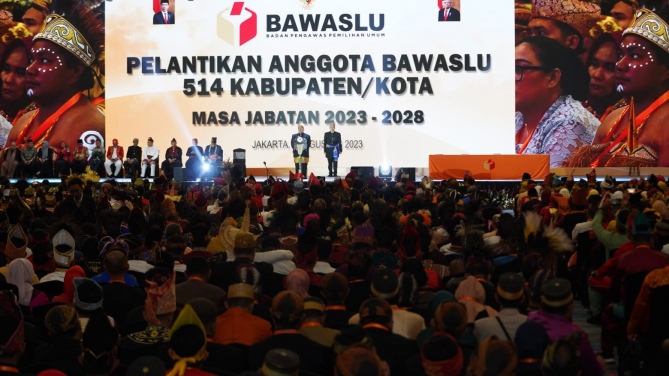 Suasana pelantikan 1.912 anggota Bawaslu periode 2023 - 2028 dari 512 kabupaten/kota seluruh Indonesia yang berlangsung di Jakarta pada Sabtu (19/08/2023) malam. Foto: Acehglobal/Dok. Bawaslu RI.
