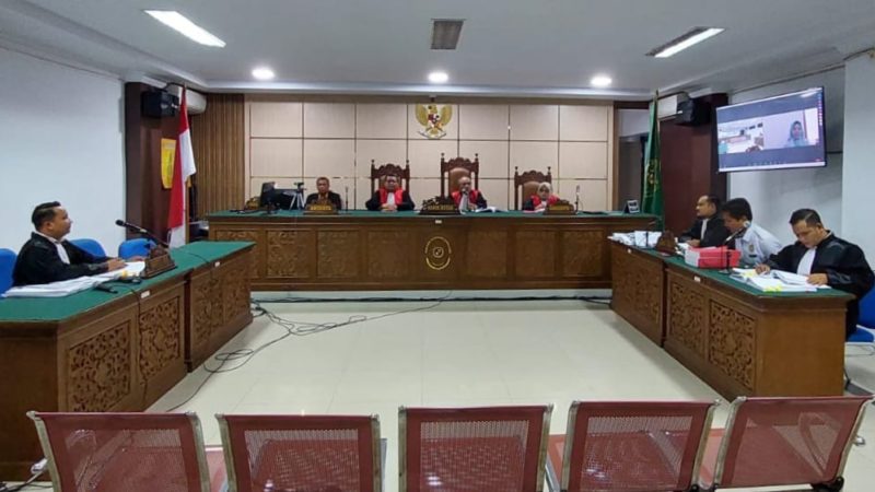 Kuasa hukum terdakwa kasus dugaan korupsi Tokopika Abdya, Zulkfli SH dan Pujiaman SH mendampingi kliennya Yudya Pratidina saat pengajuan pledoi di PN Banda Aceh, Rabu (23/8/2023). Foto: Acehglobal/Ist.