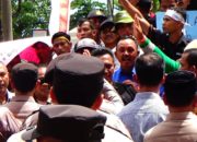 Ratusan Massa Tuntut Pemkab Aceh Selatan Cabut Izin Tambang PT BMU