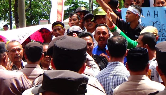 Ratusan Massa Tuntut Pemkab Aceh Selatan Cabut Izin Tambang PT BMU