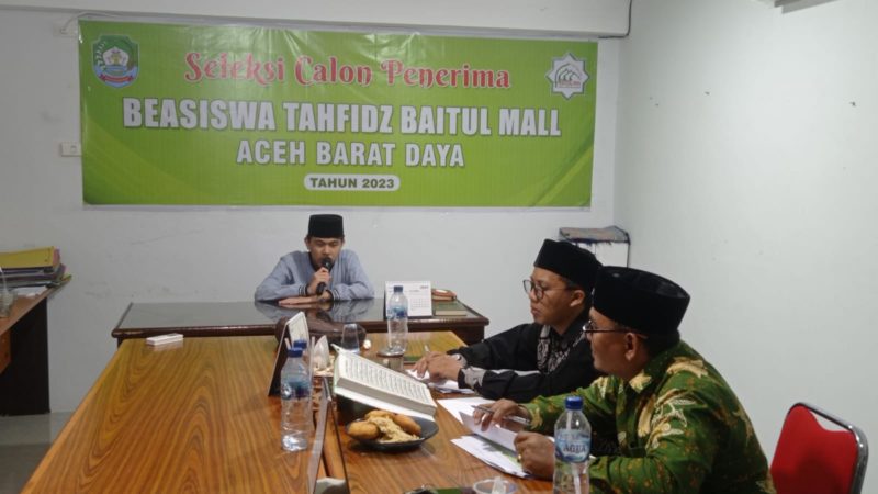 Salah satu peserta mengikuti tes hafalan rangkaian seleksi beasiswa tahfidz Al Quran di Kantor Baitul Mal Abdya, Rabu (20/9/2023). Foto: Acehglobal/Istimewa.