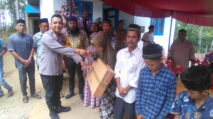 Kapolres Nagan Raya dan LSM RKCA Serahkan Bantuan ke Mualaf di Beutong