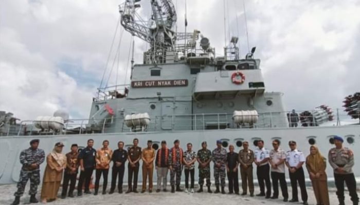 “Ekspedisi Rupiah Berdaulat” KRI Cut Nyak Dien Tiba di Pelabuhan Kargo Simeulue
