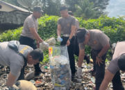 Personil Polres Aceh Selatan Ikut Bersih-Bersih dalam Rangka World Cleanup Day