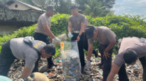 Personil Polres Aceh Selatan Ikut Bersih-Bersih dalam Rangka World Cleanup Day