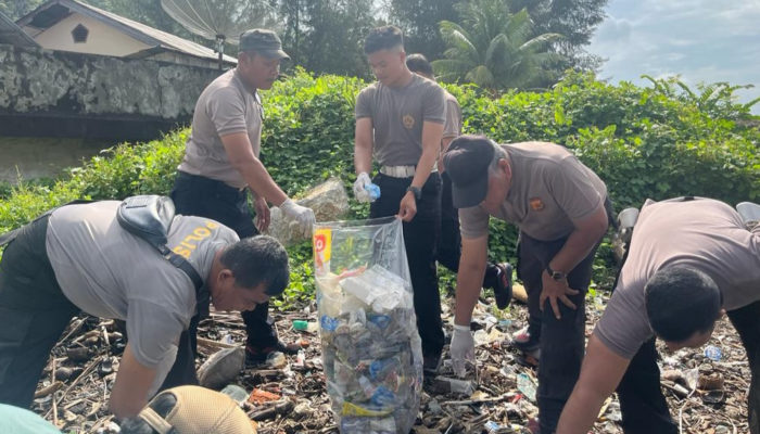 Personil Polres Aceh Selatan Ikut Bersih-Bersih dalam Rangka World Cleanup Day