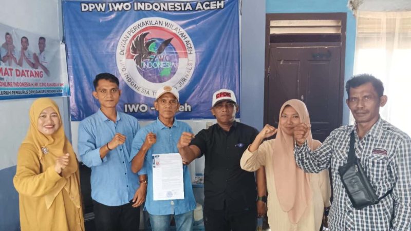 Pengurus DPD IWOI Aceh Selatan terima SK Kepengurusan periode 2023 - 2028 dari DPW IWOI Aceh di Banda Aceh, Senin (18/9/2023). Foto: Acehglobal/Ist.