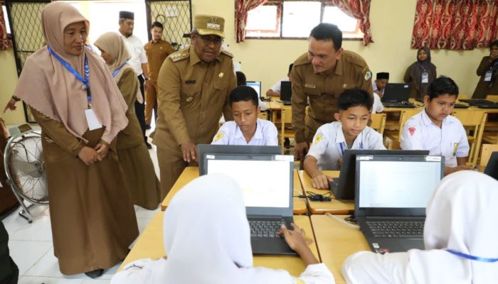 Pj Bupati Mahyuzar Pantau Pelaksanaan ANBK SMP di Aceh Utara