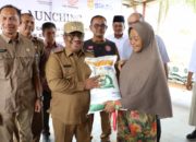 Pj Bupati Aceh Utara Serahkan Bantuan Beras CBP untuk Masyarakat Miskin