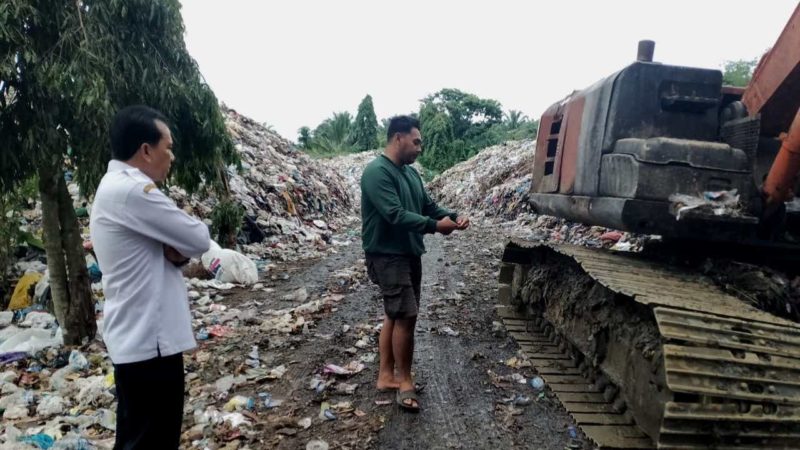 Kadis Perkim-LH Abdya, Rahwadi, ST saat mengecek peralatan berat yang dioperasikan di lokasi TPA sampah Gampong Iku Lhung, Kecamatan Jeumpa, Rabu (20/9/2023). Foto: Acehglobal/Mhd. Nasir.