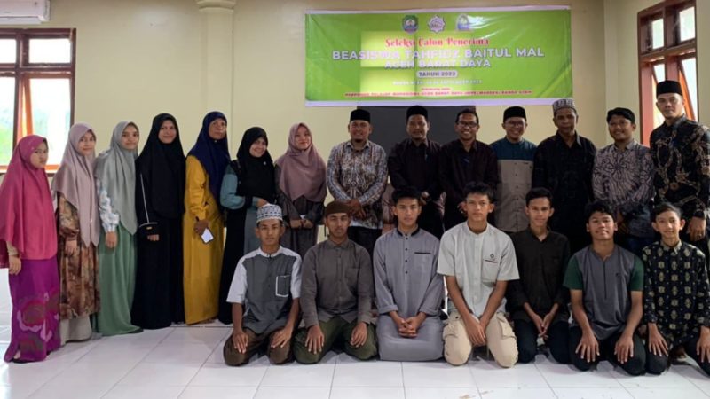 Sesi foto bersama usai pelaksanaan tes hafalan rangkaian seleksi beasiswa tahfidz Al Quran Baitul Mal Abdya di Anjungan Abdya, Komplek PKA Taman Ratu Safiatuddin Lampriet, Banda Aceh, Senin (25/9/2023). Foto: Acehglobal/Istimewa.
